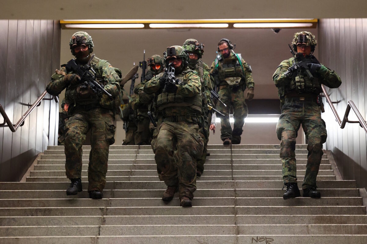 Γερμανοί στρατιώτες σε άσκηση στο μετρό του Βερολίνου