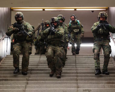 Γερμανοί στρατιώτες σε άσκηση στο μετρό του Βερολίνου