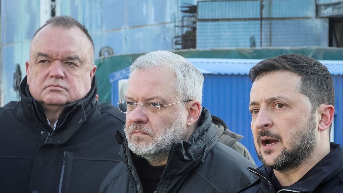 Ο υπουργός Δικαιοσύνης, Γκέρμαν Γκαλουστσένκο (στη μέση) με τον Βολοντίμιρ Ζελένσκι (δεξιά)