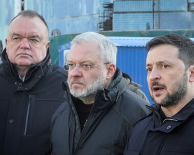 Ο υπουργός Δικαιοσύνης, Γκέρμαν Γκαλουστσένκο (στη μέση) με τον Βολοντίμιρ Ζελένσκι (δεξιά)