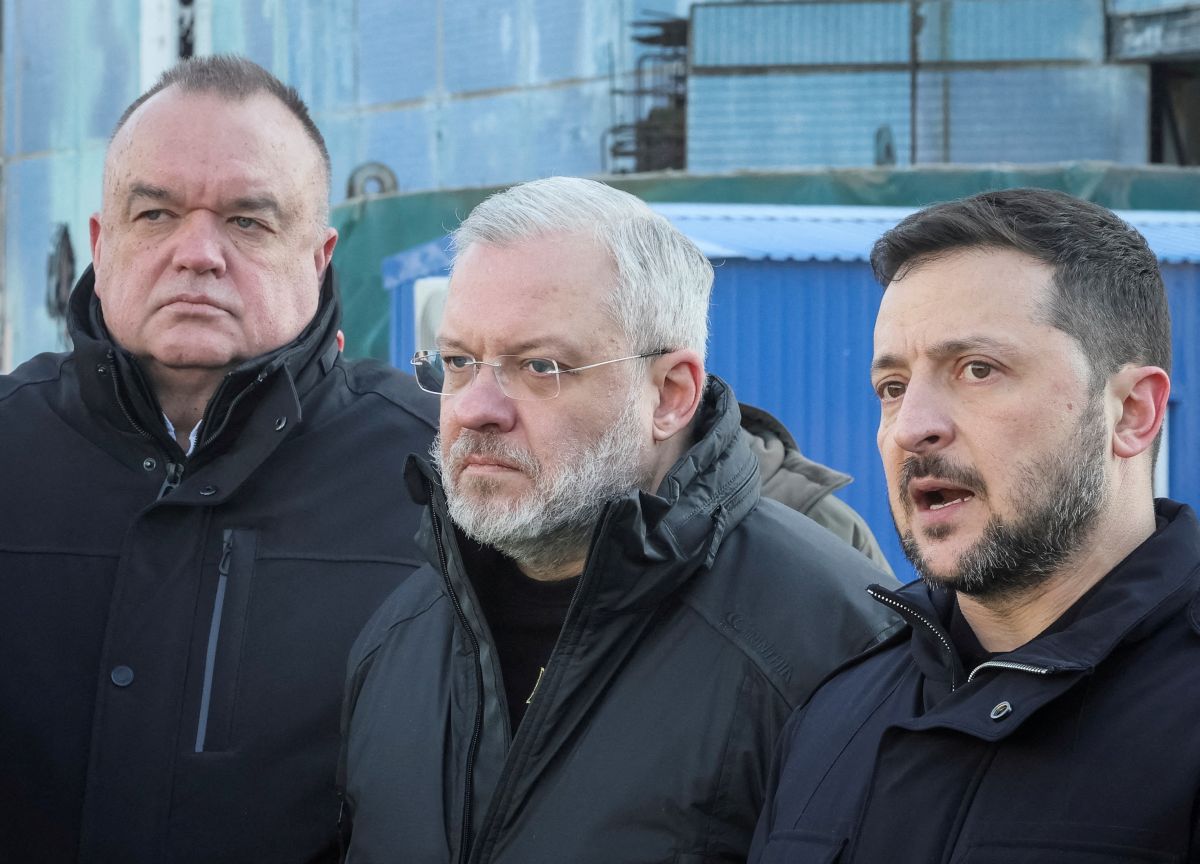 Ο υπουργός Δικαιοσύνης, Γκέρμαν Γκαλουστσένκο (στη μέση) με τον Βολοντίμιρ Ζελένσκι (δεξιά)