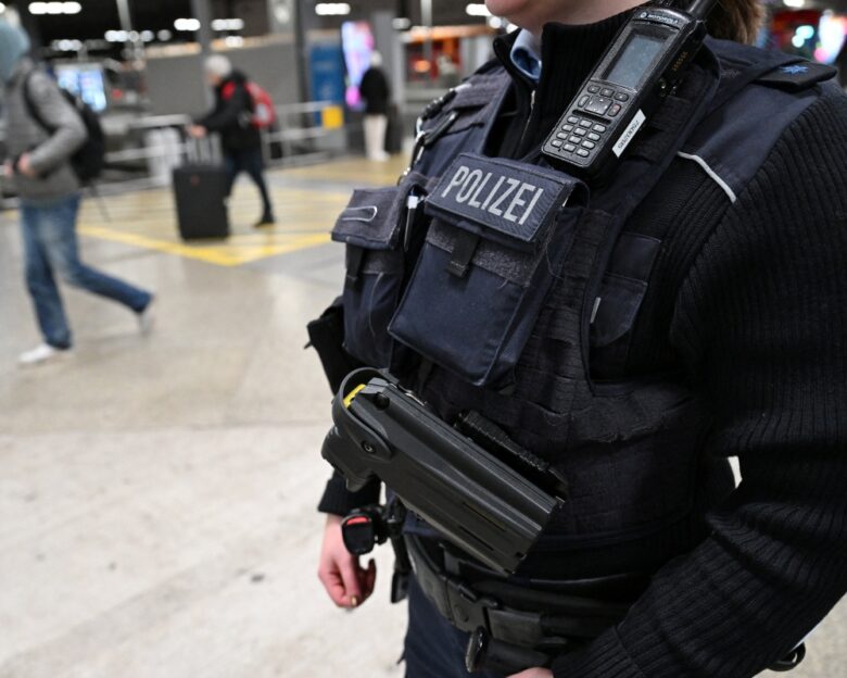 Γερμανία: Αστυνομικοί πυροβόλησαν 12χρονο κωφό κορίτσι που τους επιτέθηκε με μαχαίρια
