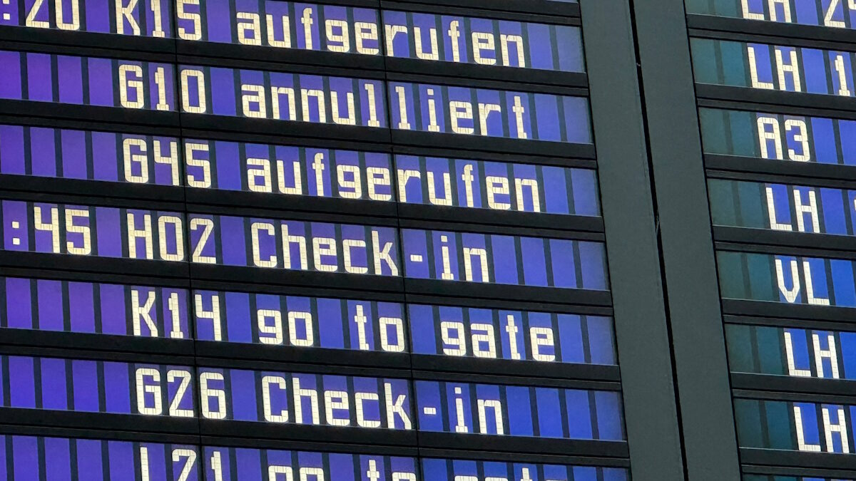 Πίνακας αναχωρήσεων δείχνει τις ακυρωμένες πτήσεις και τις πύλες check-in στο αεροδρόμιο του Μονάχου, λόγω της εμφάνισης drone