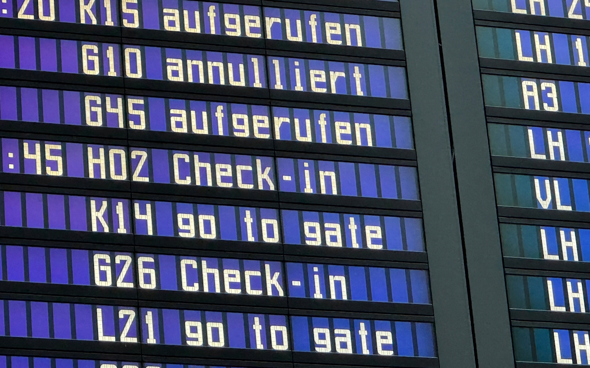 Πίνακας αναχωρήσεων δείχνει τις ακυρωμένες πτήσεις και τις πύλες check-in στο αεροδρόμιο του Μονάχου, λόγω της εμφάνισης drone