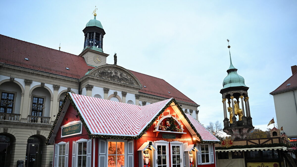 Ένα περίπτερο της χριστουγεννιάτικης αγοράς στο σημείο όπου, στις 20 Δεκεμβρίου 2024, ένας ύποπτος οδήγησε ένα αυτοκίνητο μέσα στην πολυσύχναστη χριστουγεννιάτικη αγορά στο Μαγδεβούργο