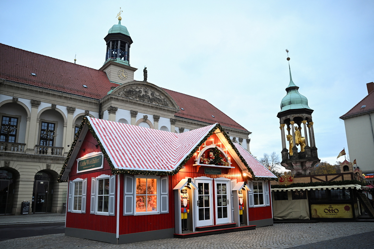 Ένα περίπτερο της χριστουγεννιάτικης αγοράς στο σημείο όπου, στις 20 Δεκεμβρίου 2024, ένας ύποπτος οδήγησε ένα αυτοκίνητο μέσα στην πολυσύχναστη χριστουγεννιάτικη αγορά στο Μαγδεβούργο