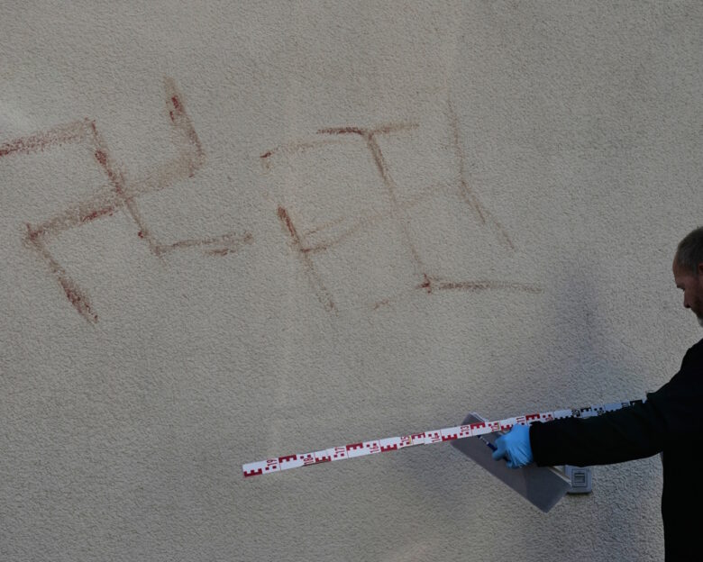 Γερμανία: Βρέθηκαν σβάστικες ζωγραφισμένες με αίμα σε αυτοκίνητα και τοίχους στην πόλη Χανάου