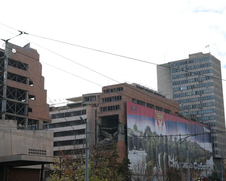 Η Σερβία δίνει το «πράσινο φως» στον γαμπρό του Ντόναλντ Τραμπ να χτίσει ουρανοξύστη στο βομβαρδισμένο από το ΝΑΤΟ κτίριο του ΓΕΣ