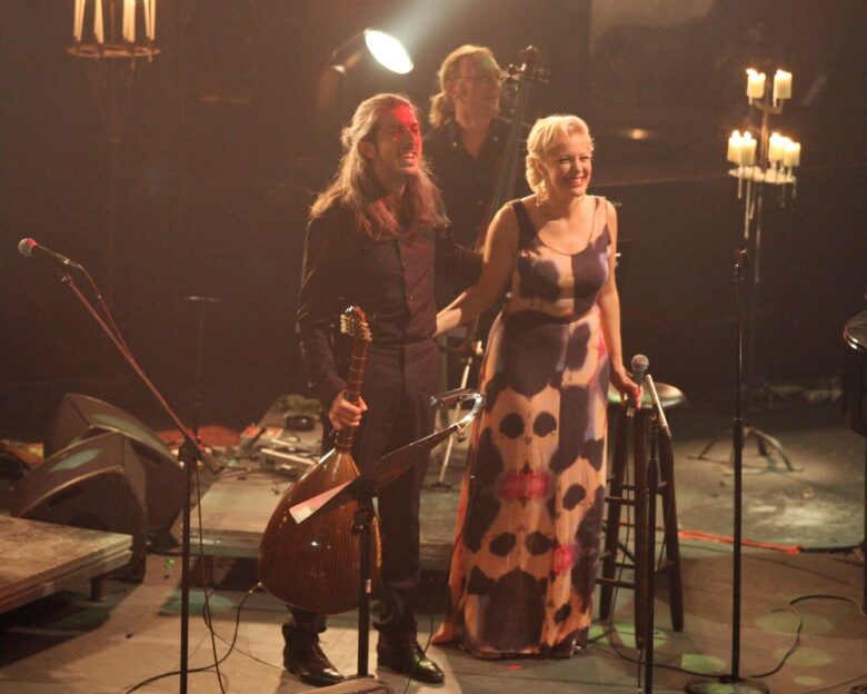 Ο γιος του Μάνου Χατζιδάκι στρέφεται κατά Μποφίλιου και Χαρούλη: Κινείται νομικά εναντίον της παγκόσμιας περιοδείας αφιέρωμα στον πατέρα του