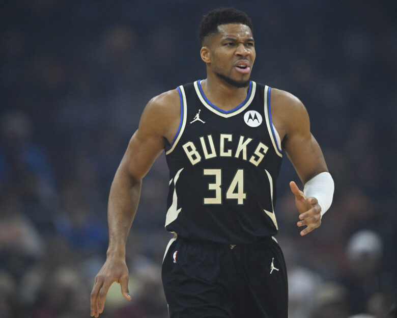 Ο Γιάννης Αντετοκούνμπο υπέστη τράβηγμα στον προσαγωγό – «Δεν φαινόταν καλά» είπε ο Ντοκ Ρίβερς