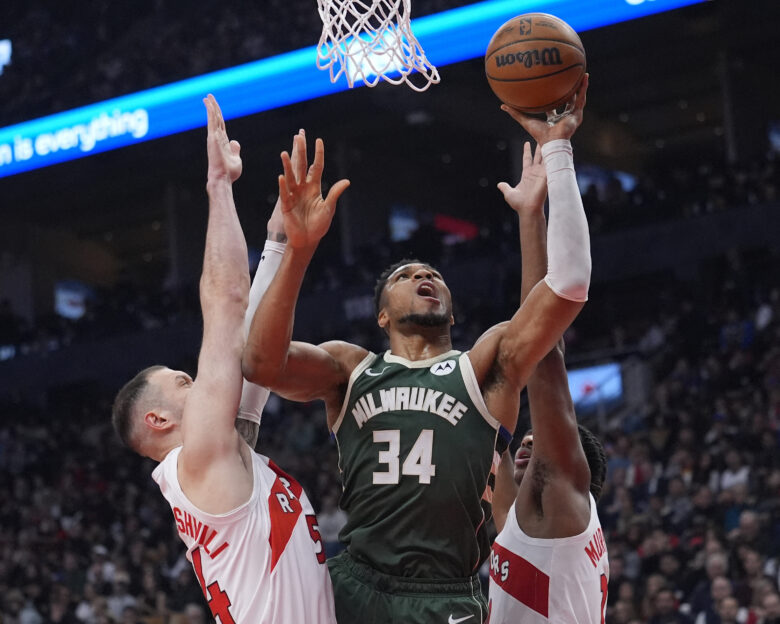 Ο Γιάννης Αντετοκούνμπο αγωνίστηκε λίγο και οι Μιλγουόκι Μπακς ηττήθηκαν εύκολα από τους Τορόντο Ράπτορς