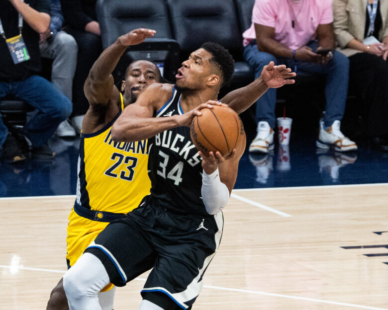 Ο Γιάννης Αντετοκούνπο για το νικητήριο buzzer-beater του στην Ιντιάνα: Μπορείς να ζήσεις αν αστοχήσεις, δεν μπορείς να ζήσεις εάν δεν σουτάρεις