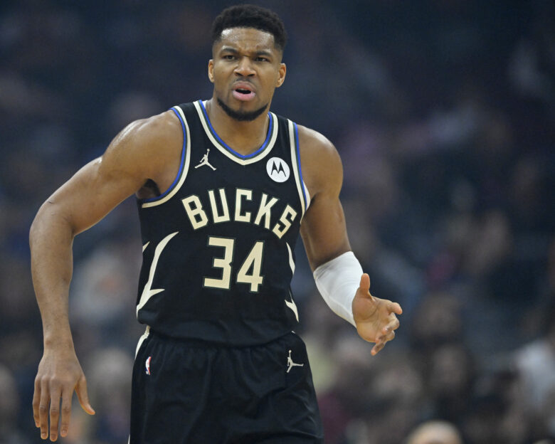 Ο Γιάννης Αντετοκούνμπο αποχώρησε τραυματίας στον αγώνα με τους Κλίβελαντ – Αγωνία για το διάστημα της απουσίας του