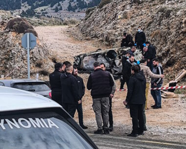 Αστυνομικοί στην περιοχή της Αράχωβας όπου οι δολοφόνοι του Γιάννη Λάλα έκαψαν το αυτοκίνητό τους