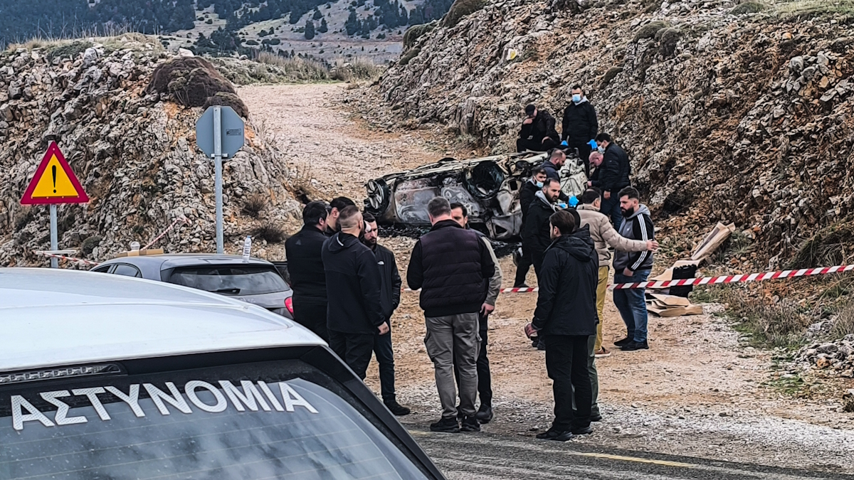 Αστυνομικοί στην περιοχή της Αράχωβας όπου οι δολοφόνοι του Γιάννη Λάλα έκαψαν το αυτοκίνητό τους