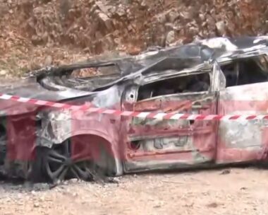 Το καμένο αυτοκίνητο που άφησαν πίσω οι δολοφόνοι του Γιάννη Λάλα