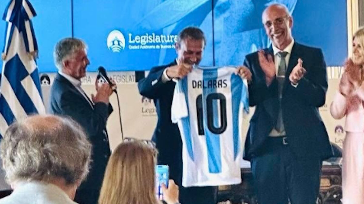 Ο Γιώργος Νταλάρας με τη θρυλική φανέλα της Εθνικής Αργεντινής με το «10»