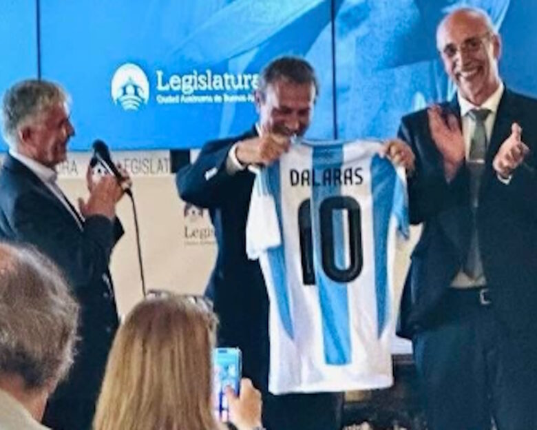 Ο Γιώργος Νταλάρας στην Αργεντινή – Του χάρισαν τη θρυλική φανέλα με το «10»