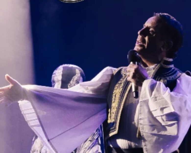 MadWalk 2025: Ο Γιώργος Μαζωνάκης με παραδοσιακό look  τραγούδησε την «Θαλασσογραφία» του Διονύση Σαββόπουλου