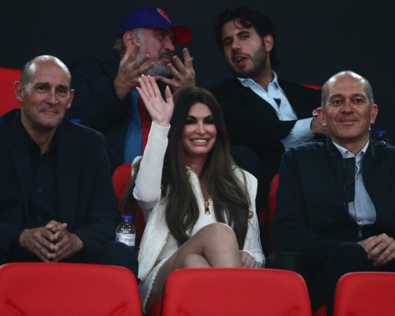 Η Κίμπερλι Γκιλφόιλ στο ΣΕΦ με τους αδελφούς Αγγελόπουλους για να δει το Ολυμπιακός – Ζαλγκίρις