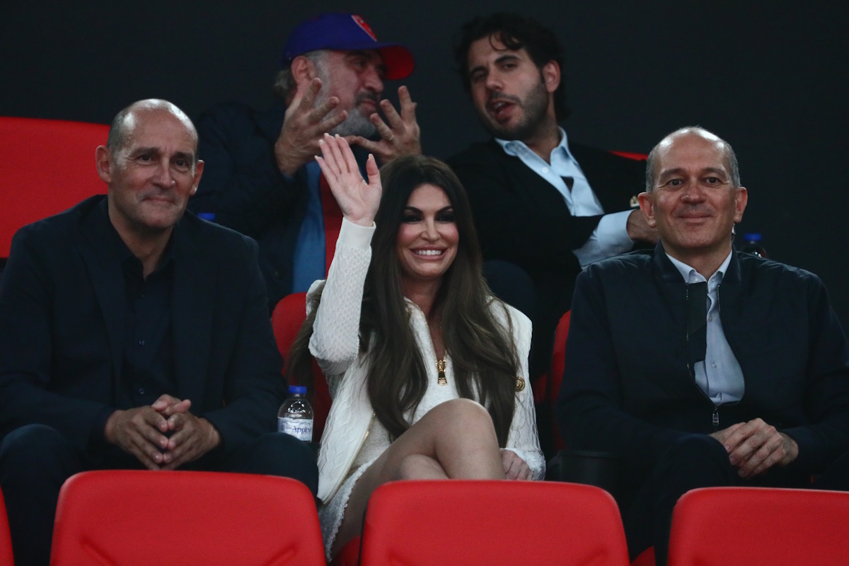 Η πρέσβης των ΗΠΑ, Κίμπερλι Γκιλφόιλ στις εξέδρες του ΣΕΦ, ανάμεσα στους αδελφούς Αγγελόπουλους παρακολουθεί τον αγώνα μπάσκετ του Ολυμπιακού με τη Ζαλγκίρις για την Ευρωλίγκα