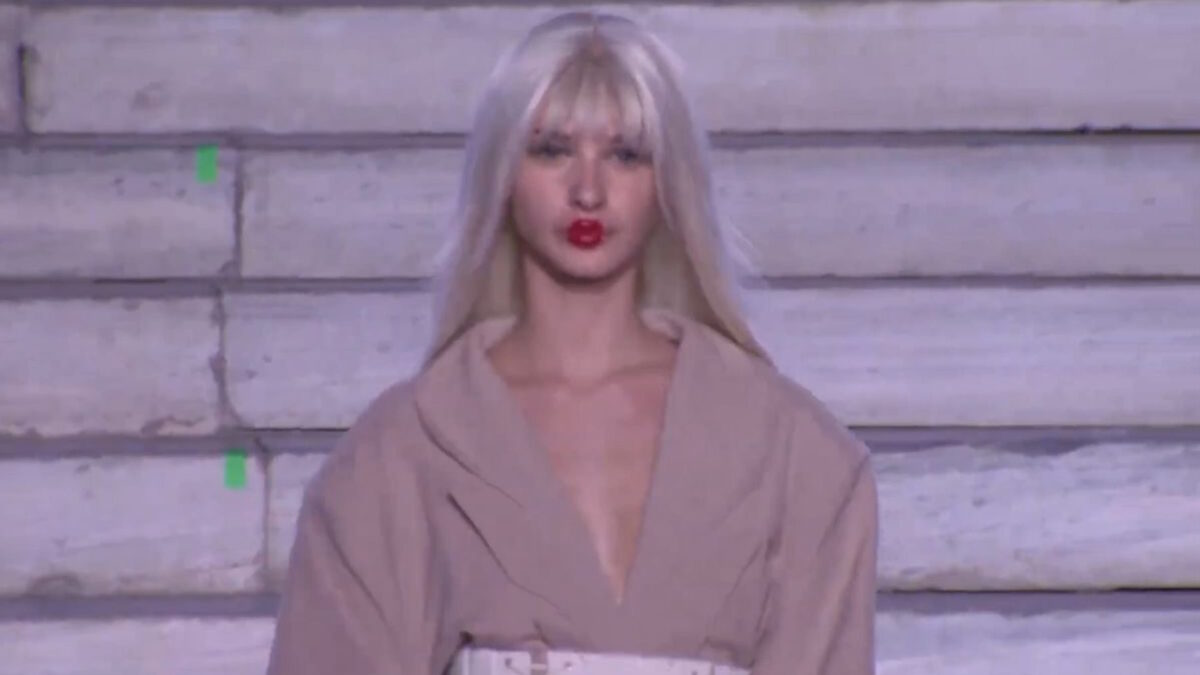 Στιγμιότυπο από την επίδειξη μόδας του Λάκη Γαβαλά