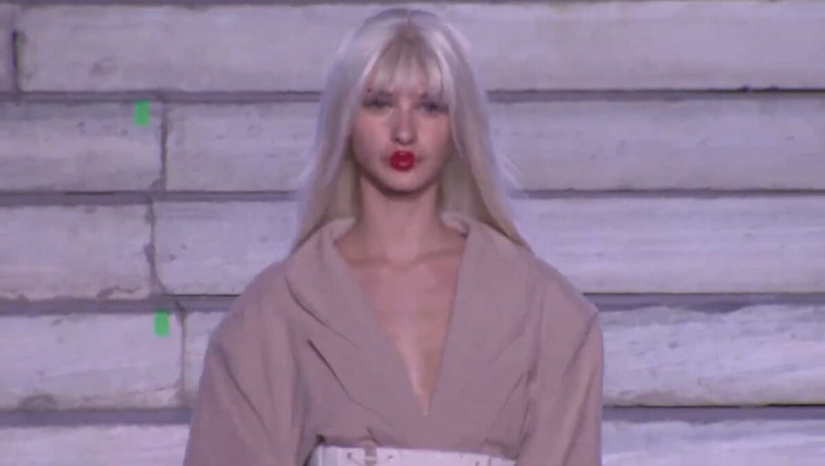 Στιγμιότυπο από την επίδειξη μόδας του Λάκη Γαβαλά