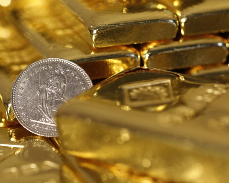 Γαλλία: Άνδρας βρήκε θησαυρό στην αυλή του σπιτιού του – Ξέθαψε ράβδους χρυσού και νομίσματα αξίας 700.000 ευρώ