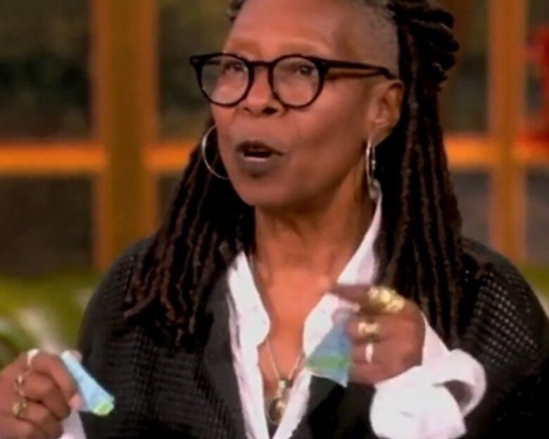 Η Γούπι Γκόλντμπεργκ έσκισε on air σημείωμα που της ζητούσε να διευκρινίσει σχόλιο για τον Τραμπ και τη χάρη στον μεγιστάνα κρυπτονομισμάτων