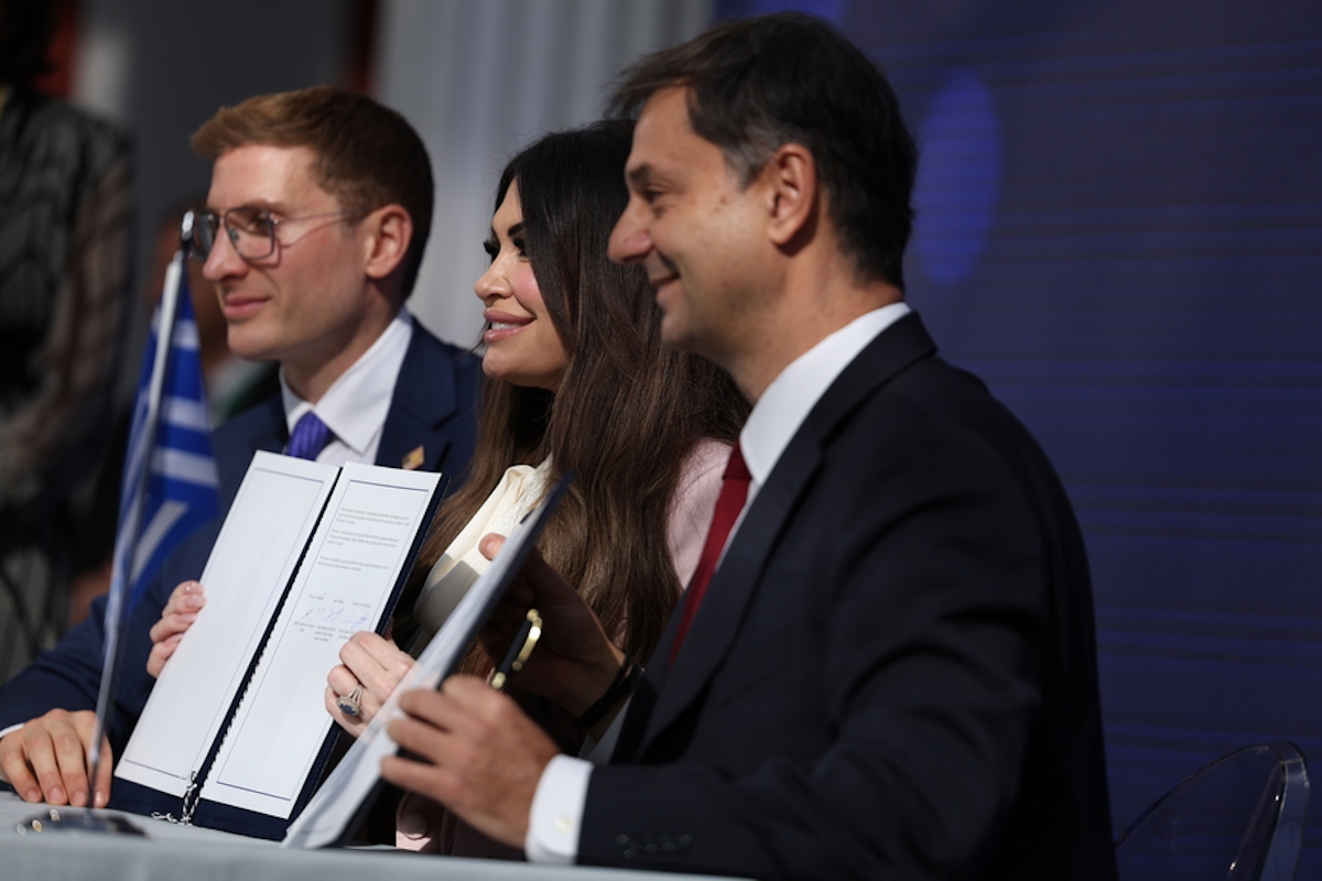 Ο υφυπουργός Εξωτερικών, Χάρης Θεοχάρης (δεξιά), ο ομόλογός του των ΗΠΑ, Jacob Helberg και η Αμερικανίδα πρέσβης, Kimberly Guilfoyle υπέγραψαν Κοινή Διακήρυξη με αντικείμενο την ενδυνάμωση της οικονομικής συνεργασίας των δύο χωρών