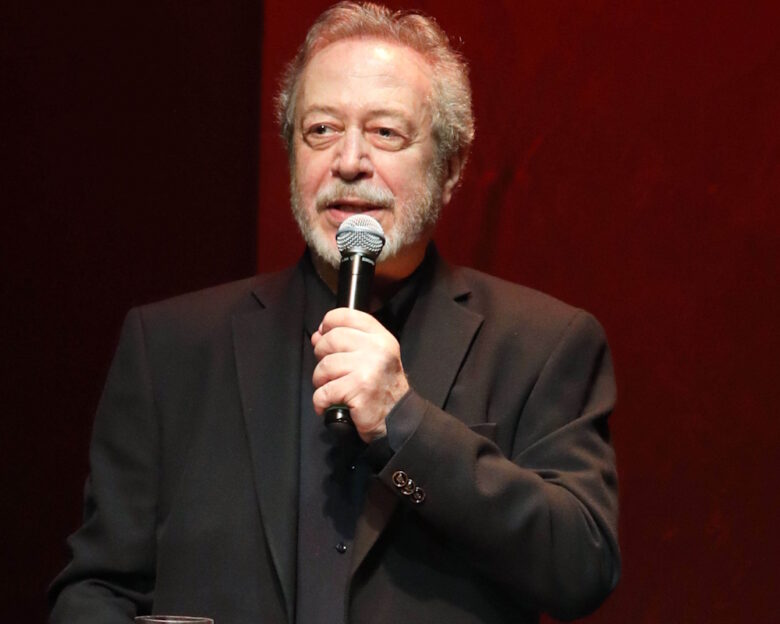 Γρηγόρης Βαλτινός: «Όταν πέθανε η μητέρα μου, μου το είπαν μετά από την παράσταση για να μπορέσω να παίξω»