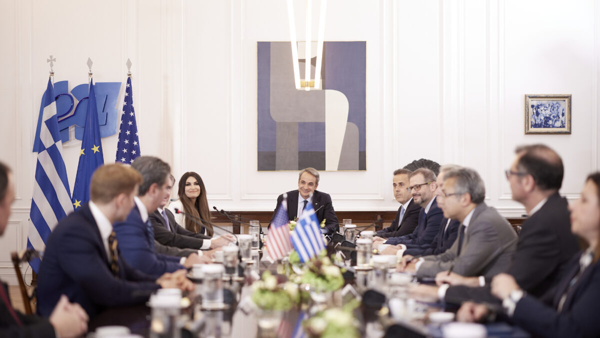 Η Κίμπερλι Γκίλφοϊλ, ο Κυριάκος Μητσοτάκης και υπουργοί