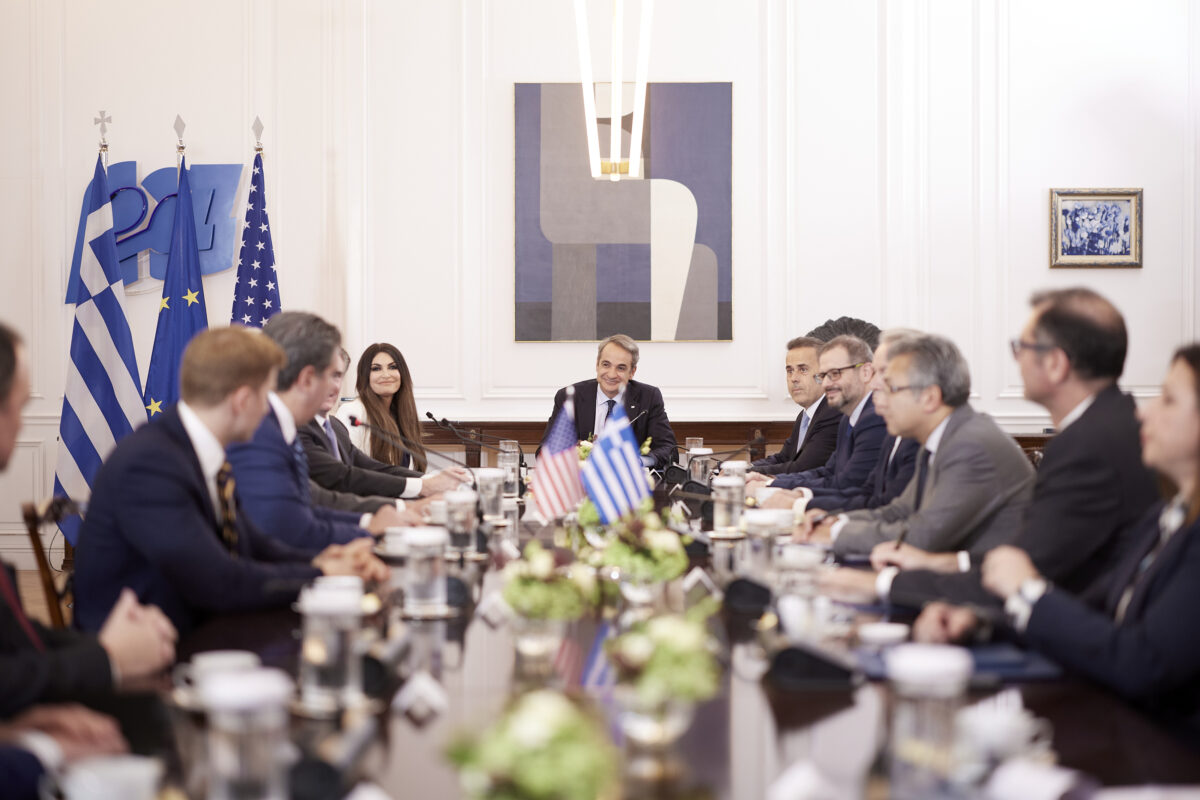 Η Κίμπερλι Γκίλφοϊλ, ο Κυριάκος Μητσοτάκης και υπουργοί