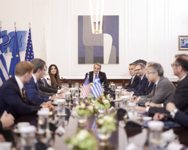 Η Κίμπερλι Γκίλφοϊλ, ο Κυριάκος Μητσοτάκης και υπουργοί