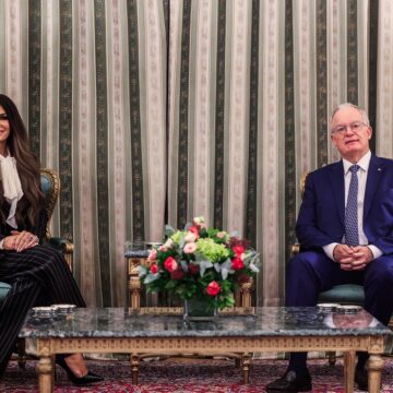 Η Κίμπερλι Γκιλφόιλ με τον Πρόεδρο της Δημοκρατίας, Κωνσταντίνο Τασούλα