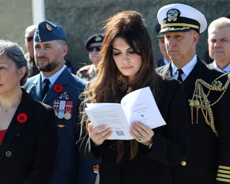 Κίμπερλι Γκιλφόιλ: Κατέθεσε στεφάνι στο μνημείο πεσόντων των δύο Παγκοσμίων Πολέμων – «Φόρος τιμής σε όσους θυσιάστηκαν»