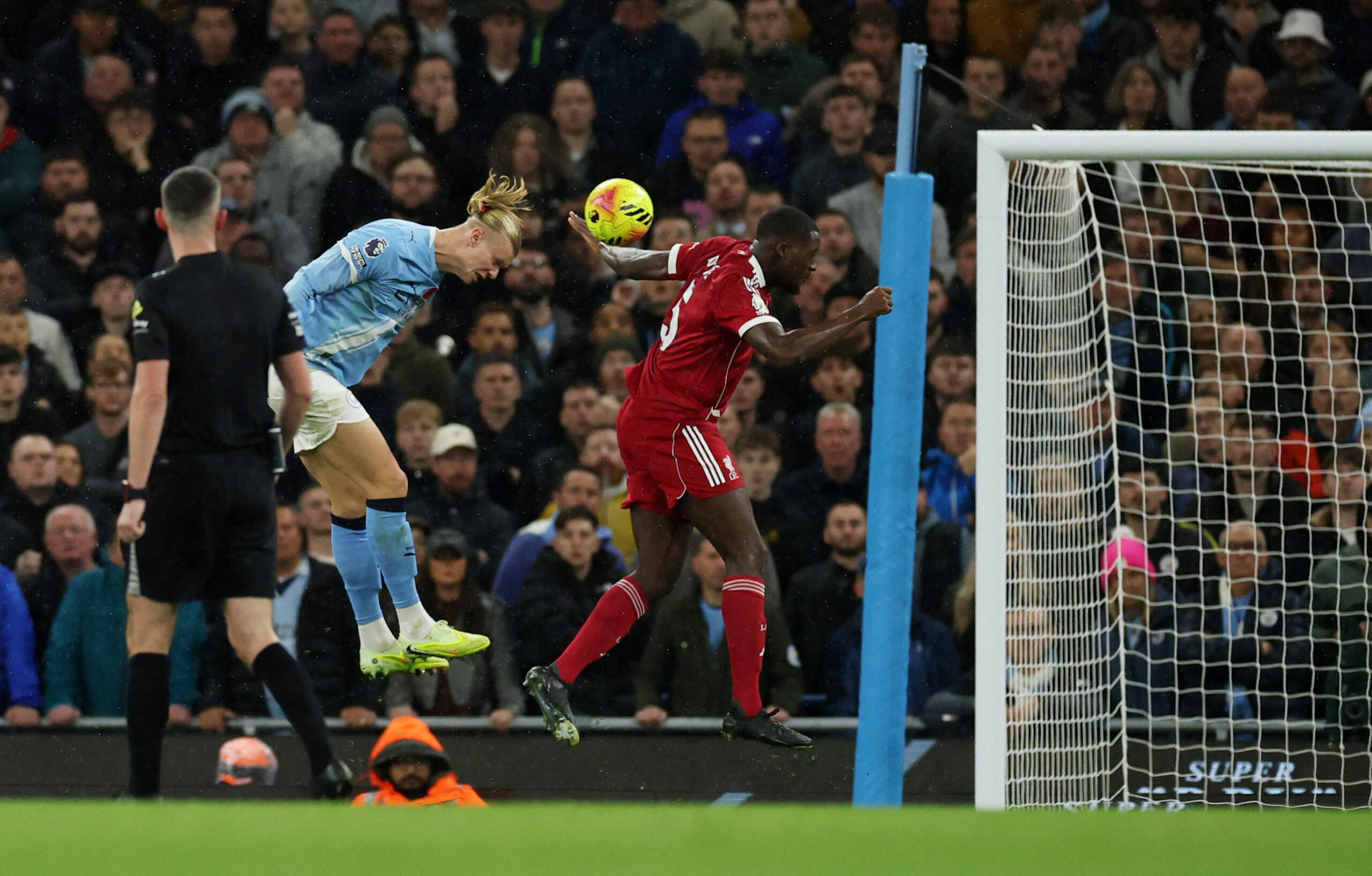 Premier League – Manchester City v Liverpool Το άλμα του Χάαλαντ στο γκολ/ REUTERS/Phil Noble