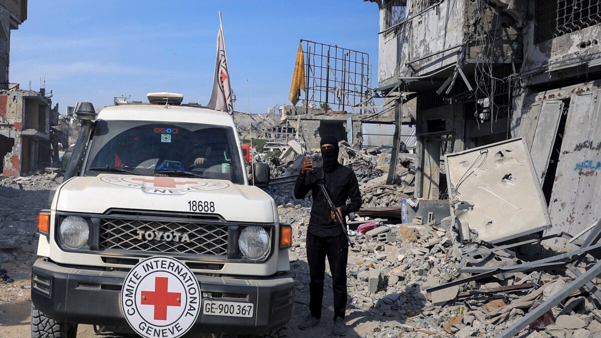 Μαχητής της Χαμάς δίπλα σε τζιπ του Ερυθρού Σταυρού στη Γάζα