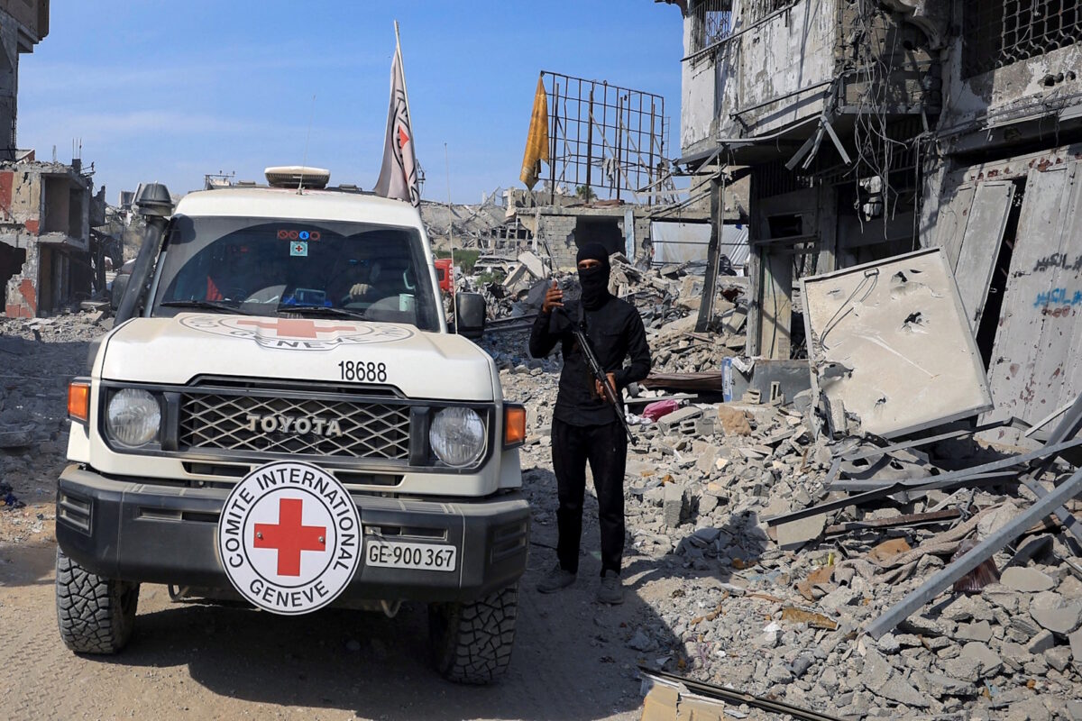 Μαχητής της Χαμάς δίπλα σε τζιπ του Ερυθρού Σταυρού στη Γάζα
