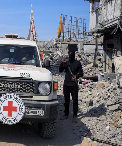 Μαχητής της Χαμάς δίπλα σε τζιπ του Ερυθρού Σταυρού στη Γάζα