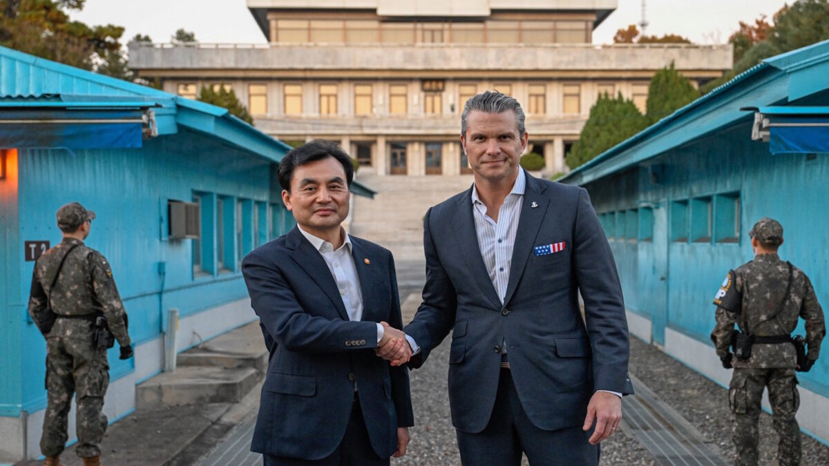 Ο Αμερικανός υπουργός Άμυνας με τον Νοτιοκορεάτη ομόλογό του Αν Γκιου - Μπακ