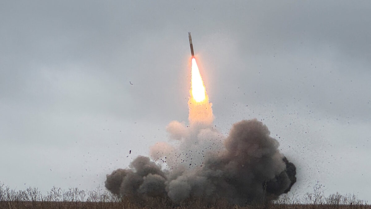 Εκτόξευση βλήματος από ΠΕΠ τύπου HIMARS στην Ουκρανία