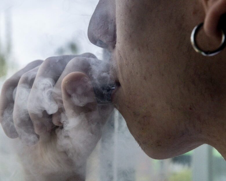 Άτμισμα: 6 στους 10 εφήβους αγοράζουν προϊόντα ατμίσματος με τη βοήθεια ενηλίκων