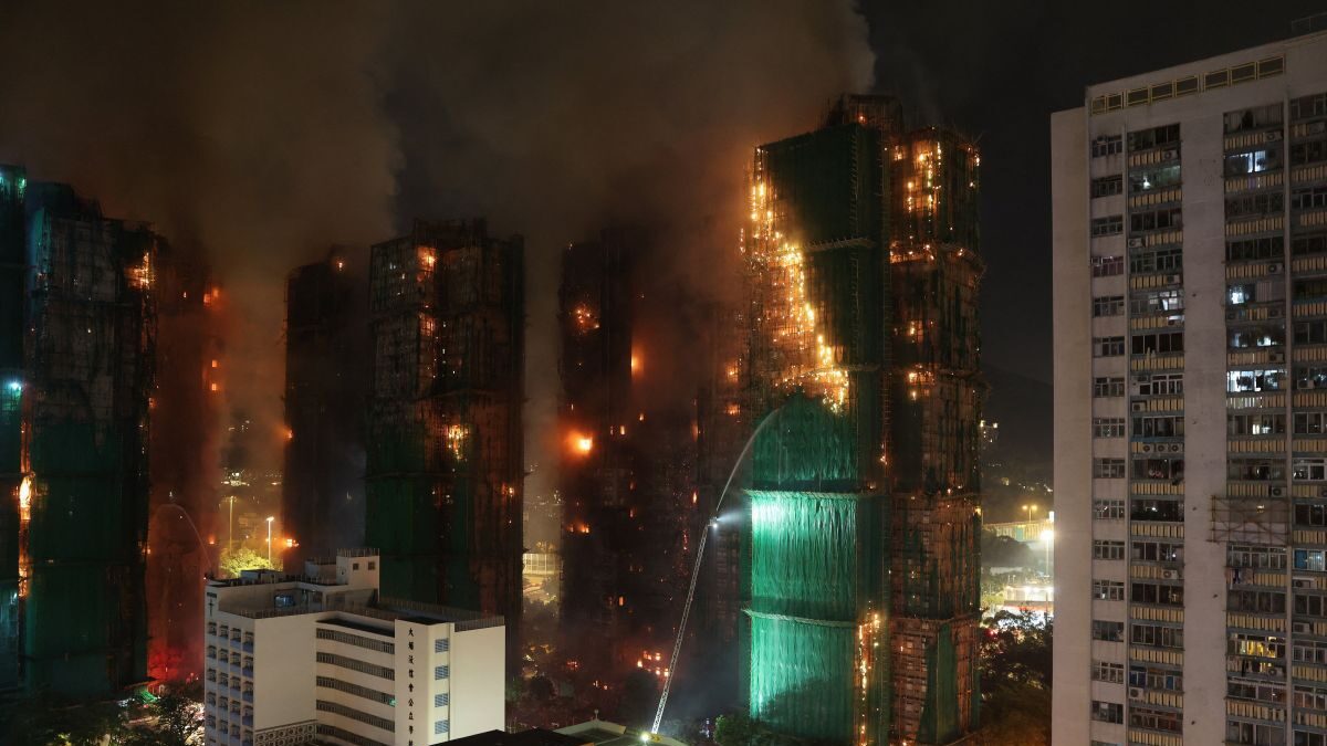 Πυροσβέστες προσπαθούν να σβήσουν στις φλόγες στους ουρανοξύστες