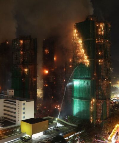 Πυροσβέστες προσπαθούν να σβήσουν στις φλόγες στους ουρανοξύστες