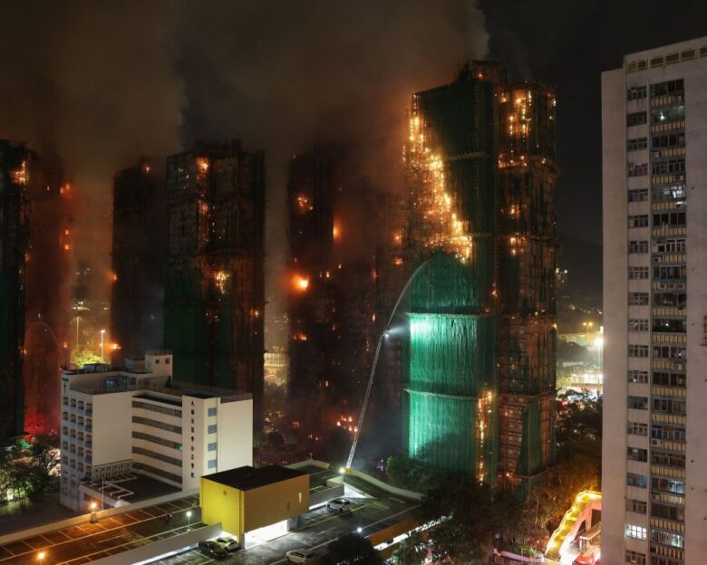 Πύρινη κόλαση σε ουρανοξύστες στο Χονγκ Κονγκ: Στους 13 οι νεκροί – Άγνωστος ο αριθμός των εγκλωβισμένων