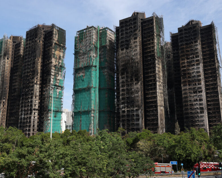 Χονγκ Κόνγκ: Ερωτήματα για τα αίτια της πυρκαγιάς στους ουρανοξύστες – Οι κάτοικοι είχαν καταγγείλει σοβαρά θέματα ασφάλειας