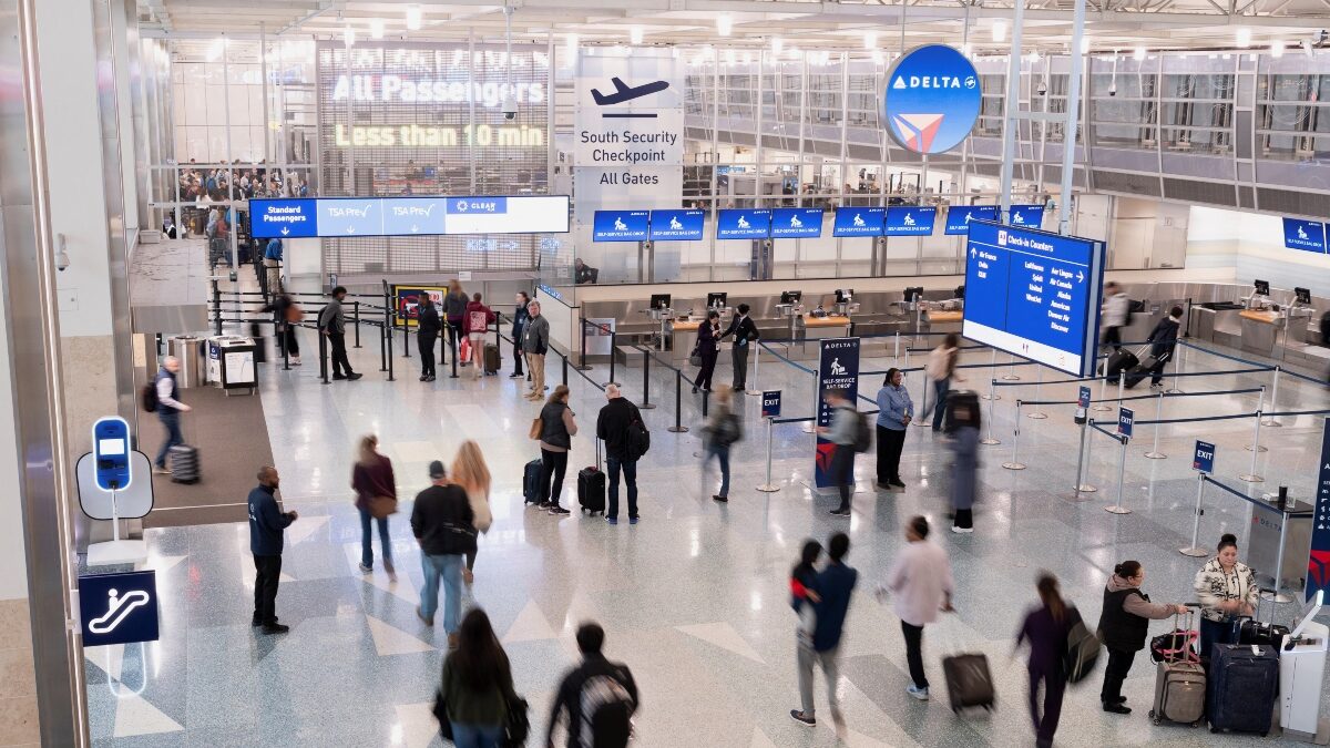 Κόσμος σε αεροδρόμιο