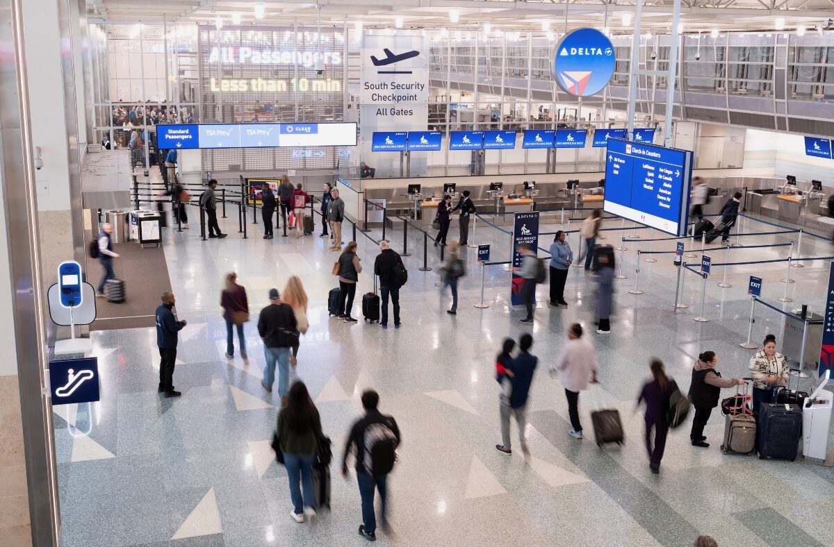 Κόσμος σε αεροδρόμιο