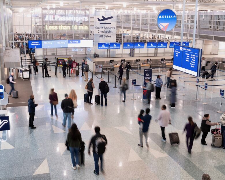 ΗΠΑ: Ακυρώθηκαν δεκάδες πτήσεις από την έλλειψη ελεγκτών – «Παραλύουν» τα αεροδρόμια λόγω του shutdown